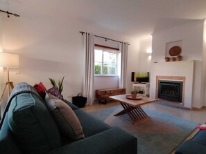 TV - Vila Carpe Diem - Private 4 Bedroom Villa - 100m from the beach (Praia da Luz)