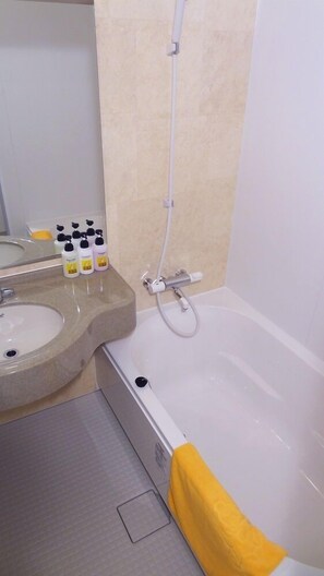 Un baño con bañera, lavamanos y ducha.