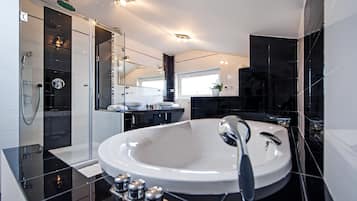 Villa, 4 habitaciones, alberca privada, vista a la alberca | Baño | Regadera y toallas