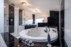 Villa, 4 soverom, privat basseng, bassengutsikt | Bad | Dusj og håndklær