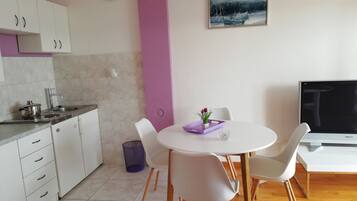 Room, 1 Bedroom, Smoking, Balcony | Dining