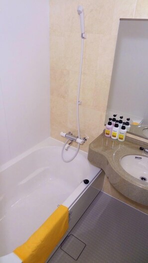 A bathroom with a bathtub, a shower, and a sink. - Family Lodge Hatagoya Kobe Suma (Kobe)