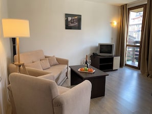 Apartment, 1 Schlafzimmer, Balkon | Wohnbereich | Fernseher