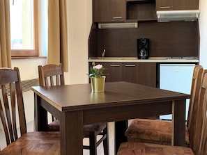 Apartemen, 1 kamar tidur, balkon | Tempat makan