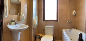 Apartemen, 1 kamar tidur, balkon | Kamar mandi | Perlengkapan mandi gratis