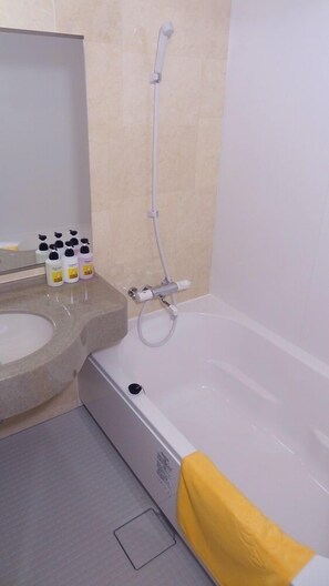 Separate bathtub and shower, deep-soaking bathtub, free toiletries - Family Lodge Hatagoya Meihan Nagashima (Kuwana)