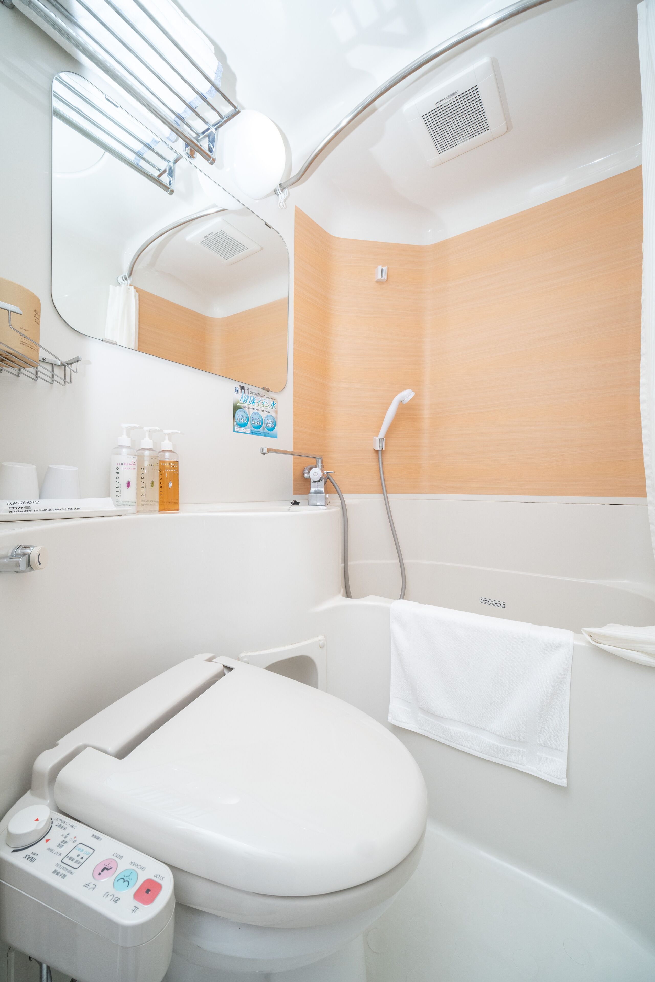 combined shower/bathtub, slippers, electronic bidet, towels