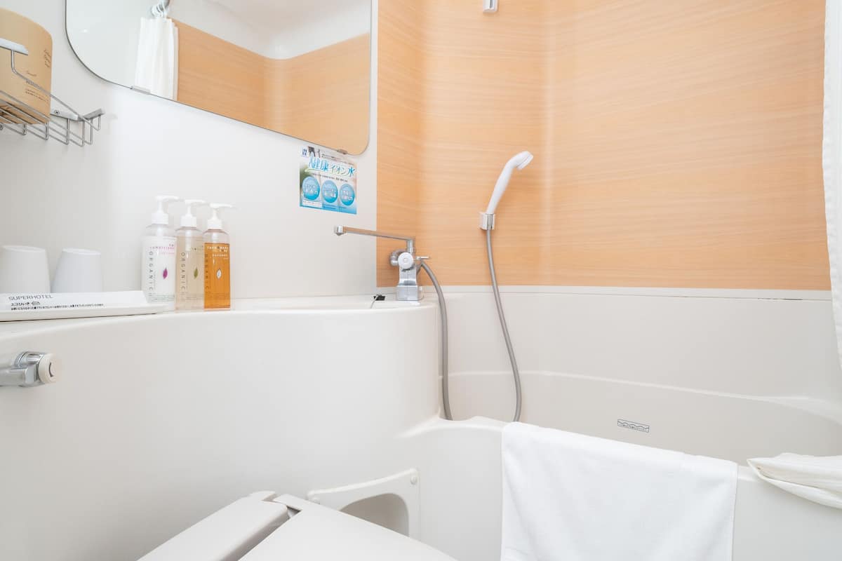 combined shower/bathtub, slippers, electronic bidet, towels