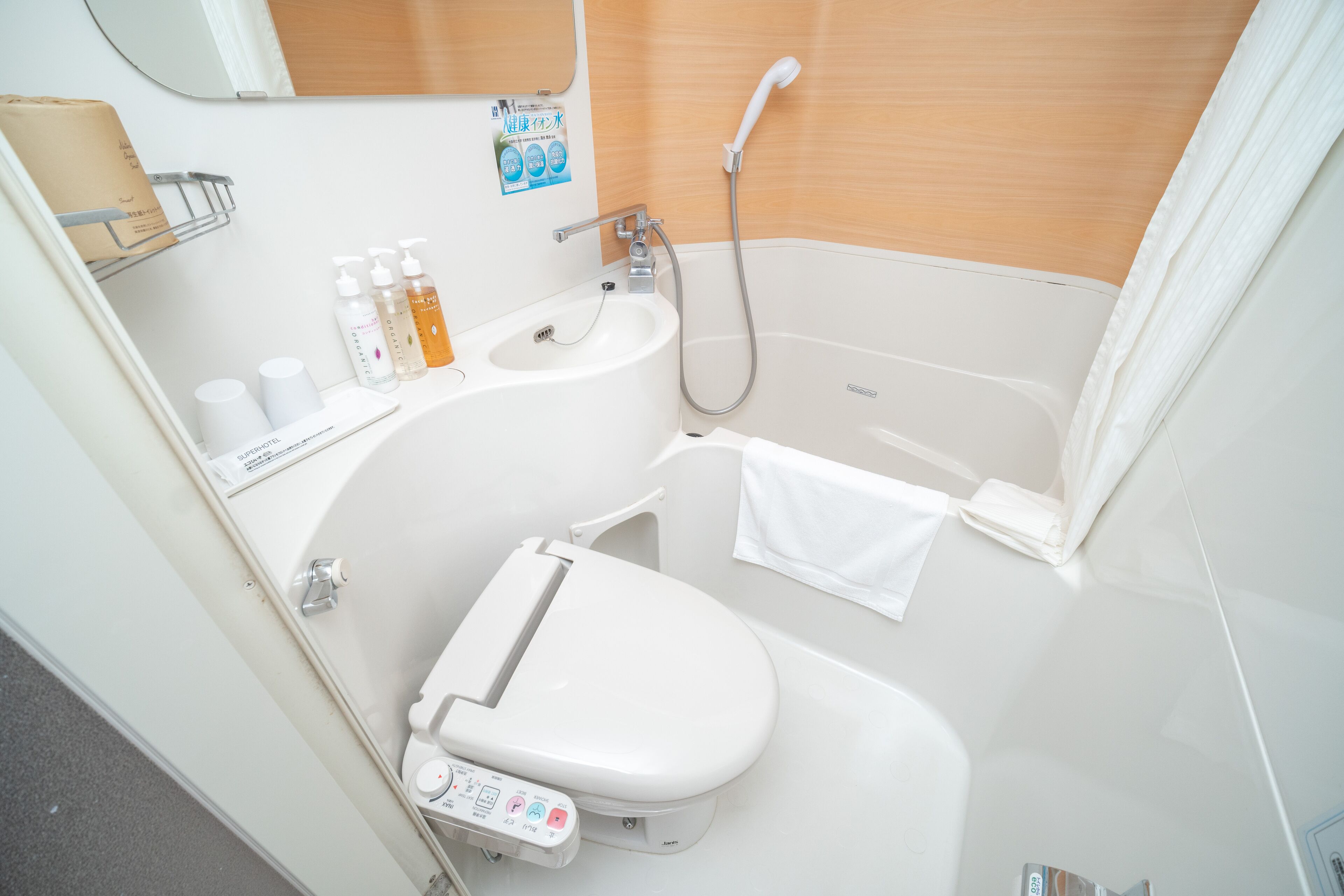 combined shower/bathtub, slippers, electronic bidet, towels