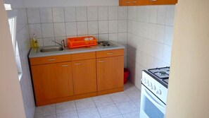 Jääkaappi, mikroaaltouuni, liesi, vedenkeitin