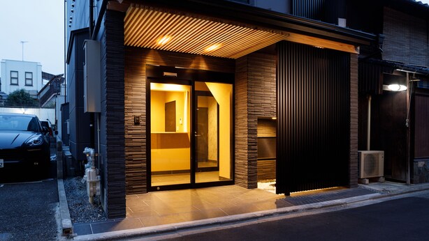 A modern building with a wooden facade and a glass entrance. - Connect Inn Gionshijo (Kyoto)