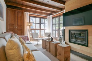 Smart TV, fireplace