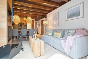 Smart TV, fireplace