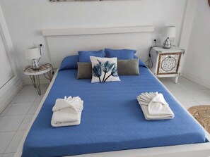 Departamento, 2 habitaciones, balcón, vista al océano | 2 habitaciones, tabla de planchar con plancha y ropa de cama 