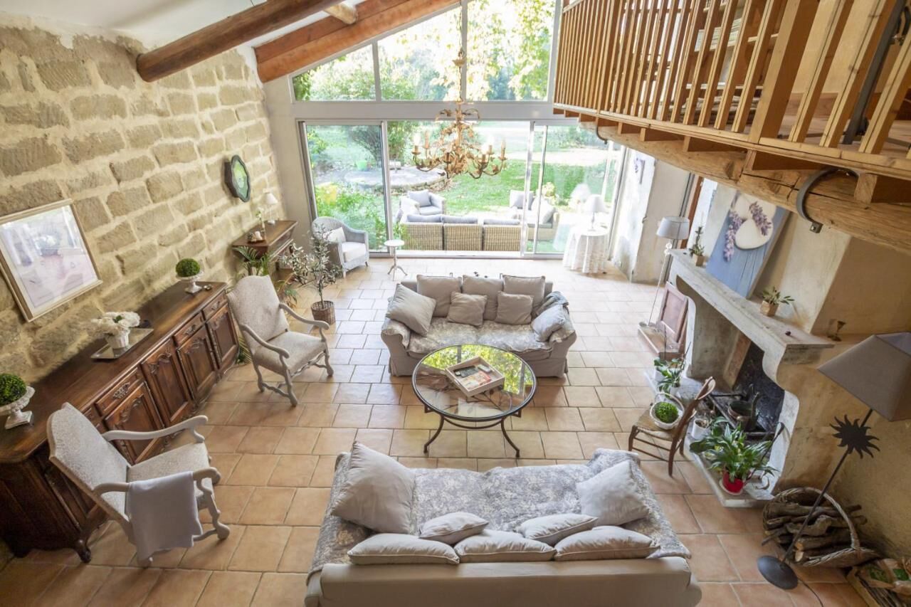 Smart-tv, een open haard, een dvd-speler en een tafeltennistafel