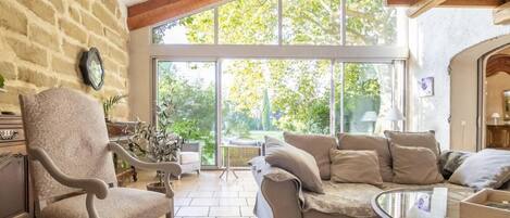 TV connectée, cheminée, lecteur de DVD, table de tennis de table