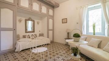 TV connectée, cheminée, lecteur de DVD, table de tennis de table