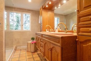 Badewanne, Haartrockner, Handtücher, Seife