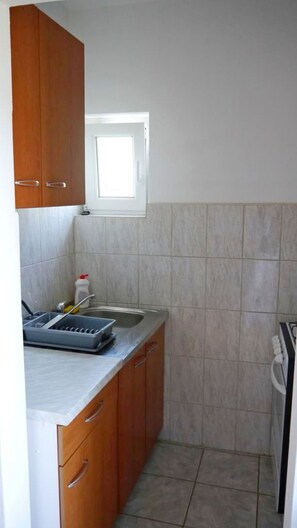 Kühlschrank, Mikrowelle, Wasserkocher, Kochgeschirr/Geschirr/Besteck