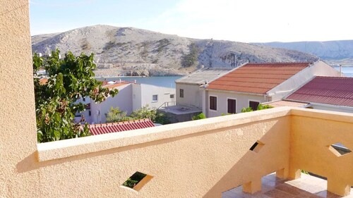 Cozy 1 Bedroom Apartment With sea View