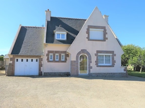 Exterior - Seaside Retreat: 3BR Home, WiFi, Garden, Near Beach & Shops in Trégastel (Trégastel)