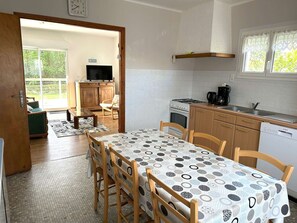Dishwasher - Seaside Retreat: 3BR Home, WiFi, Garden, Near Beach & Shops in Trégastel (Trégastel)