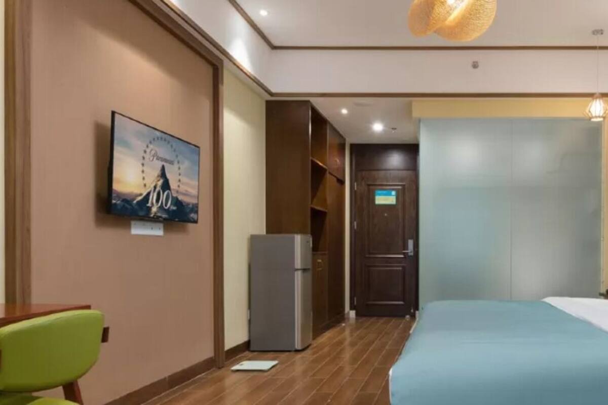 Cortinas blackout, wifi gratis y ropa de cama