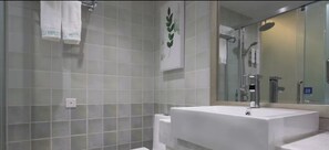 Ducha, artículos de tocador gratuitos, secador de pelo, pantuflas