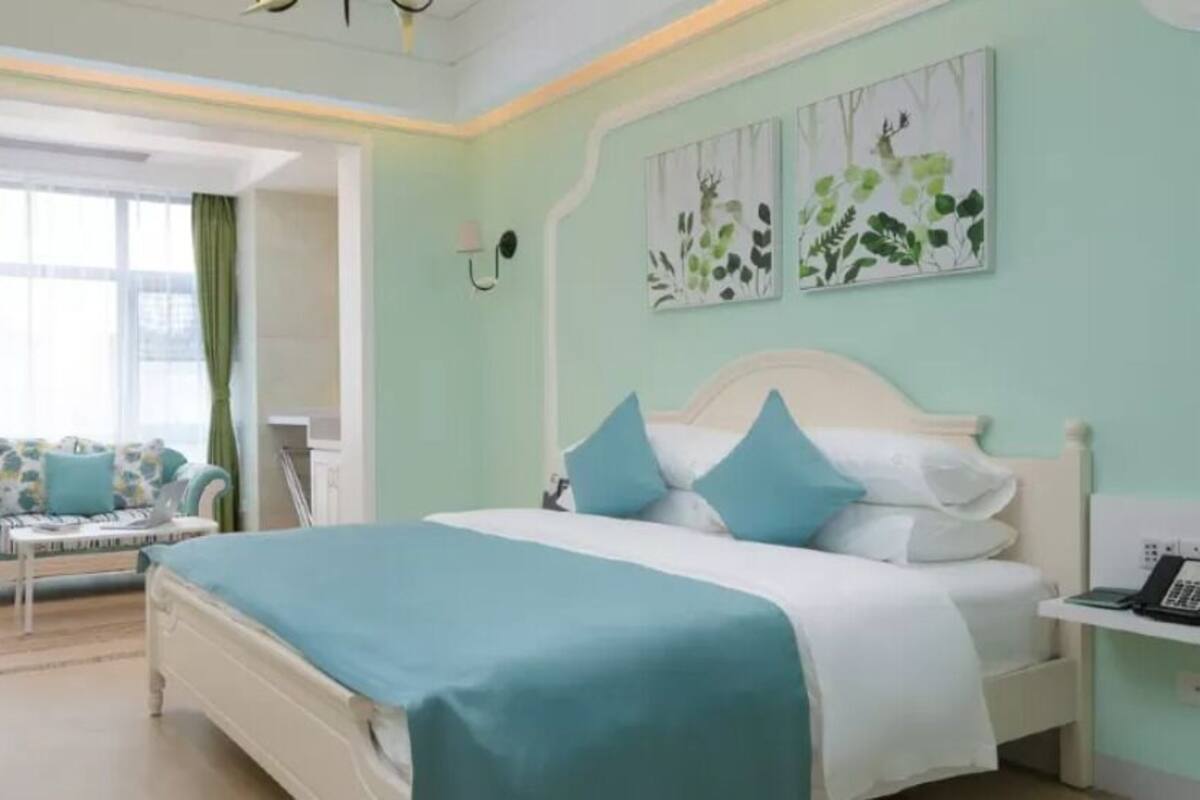 Cortinas blackout, wifi gratis y ropa de cama