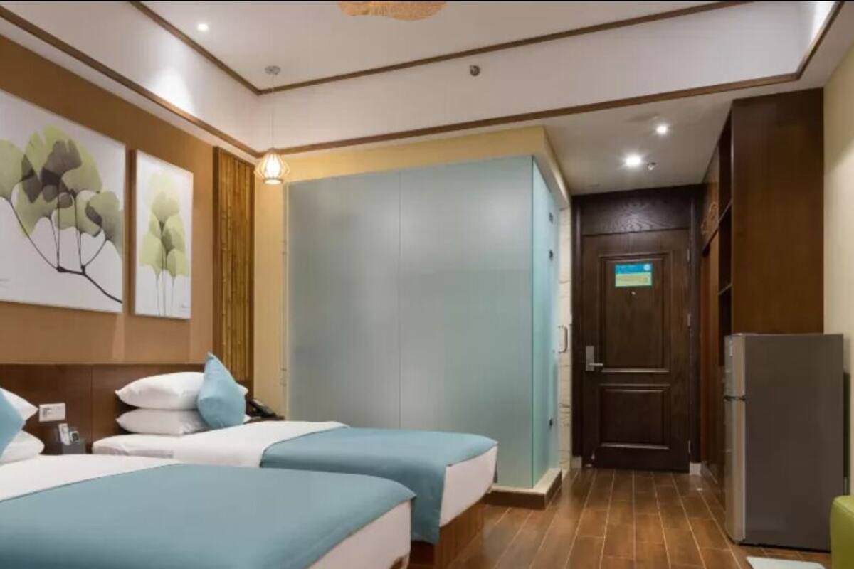 Cortinas blackout, wifi gratis y ropa de cama
