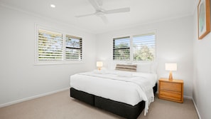 2 bedrooms, desk, iron/ironing board, WiFi