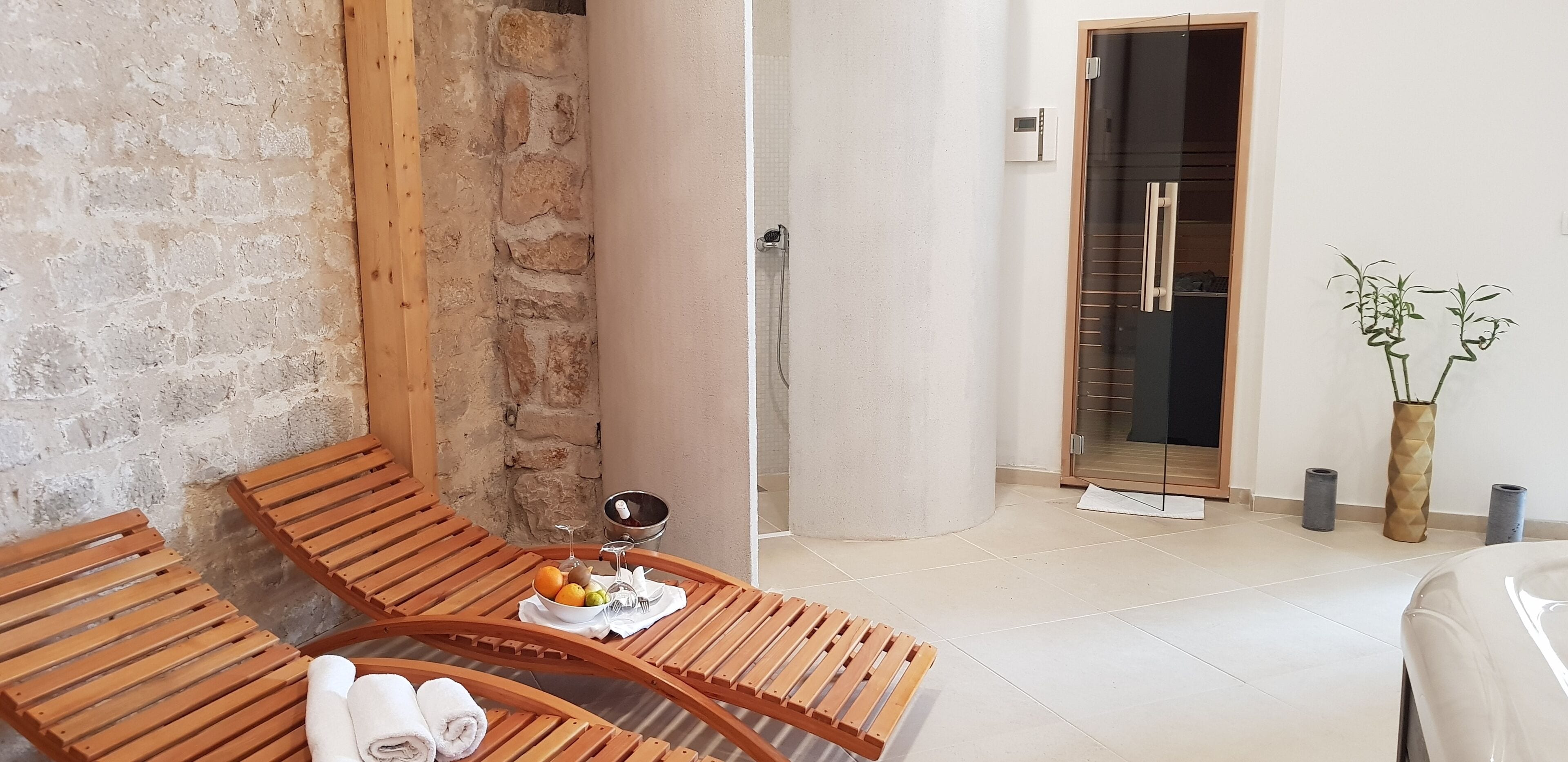 Sauna, hot tub