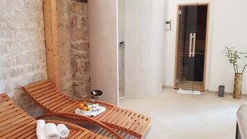 Sauna, hot tub