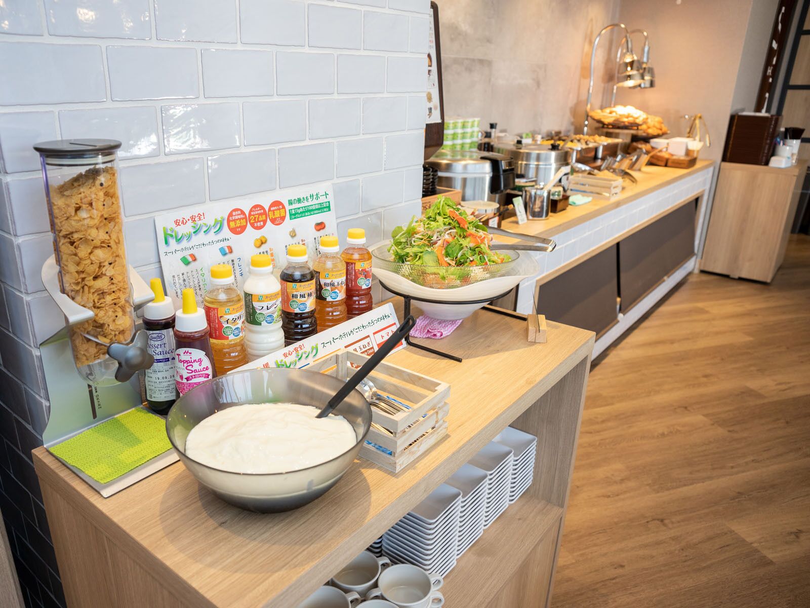 Un buffet con diversi piatti, condimenti e una ciotola di insalata.