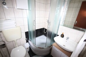 Apartment, 1 Bedroom, Terrace, Garden View | Bathroom