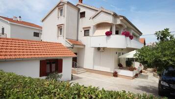 Leilighet, 1 soverom, terrasse, hageutsikt | Fasade