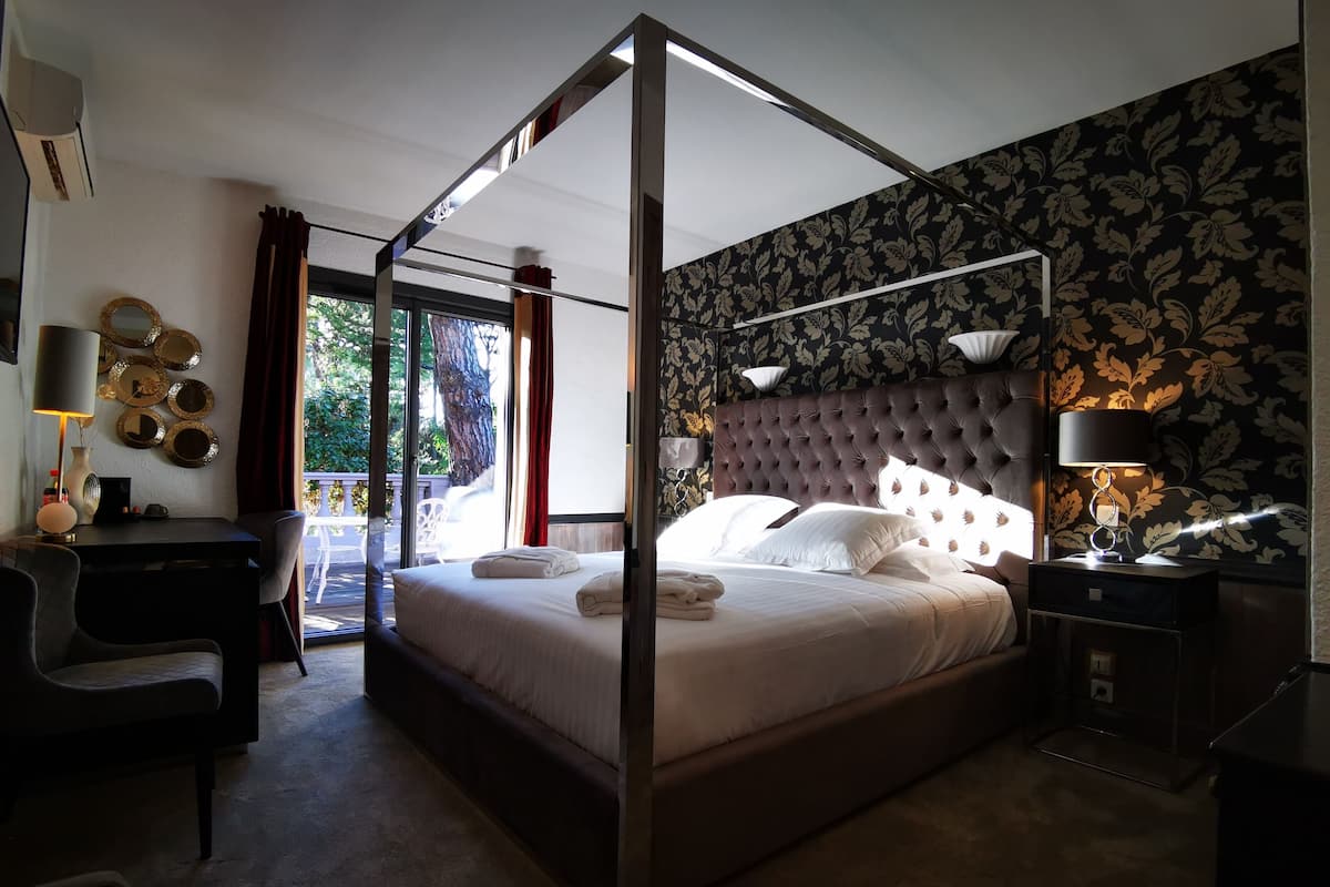 Deluxe-Doppelzimmer, Terrasse | 1 Schlafzimmer, Zimmersafe, individuell dekoriert