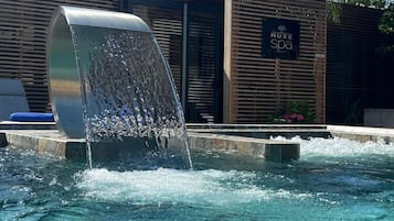 Piscine extérieure, chaises longues
