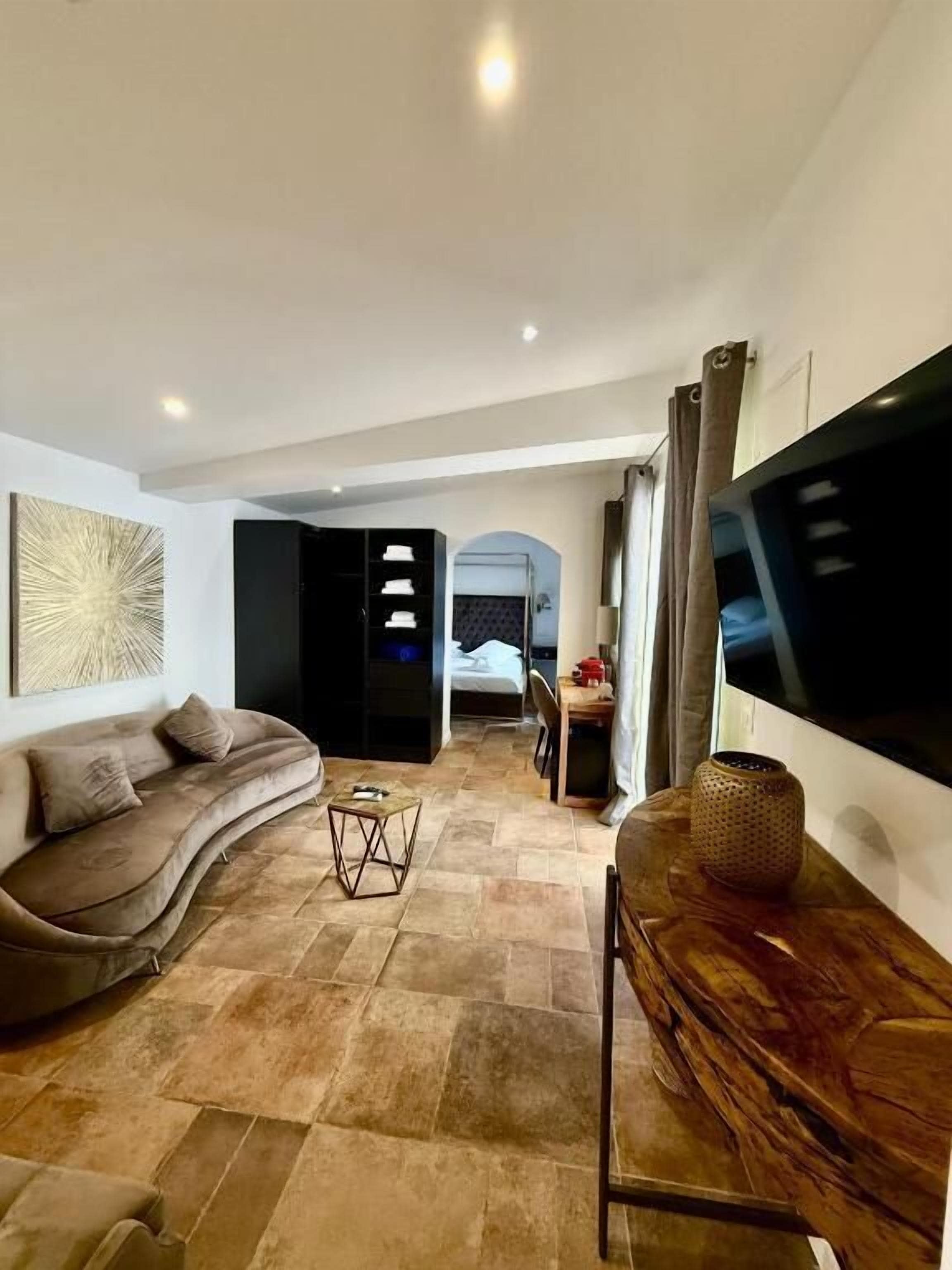 Suite, bain à remous | Coffres-forts dans les chambres, décoration personnalisée