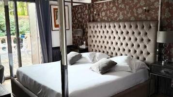 Deluxe Double Room, Terrace | In-room safe, individually decorated, individually furnished, desk