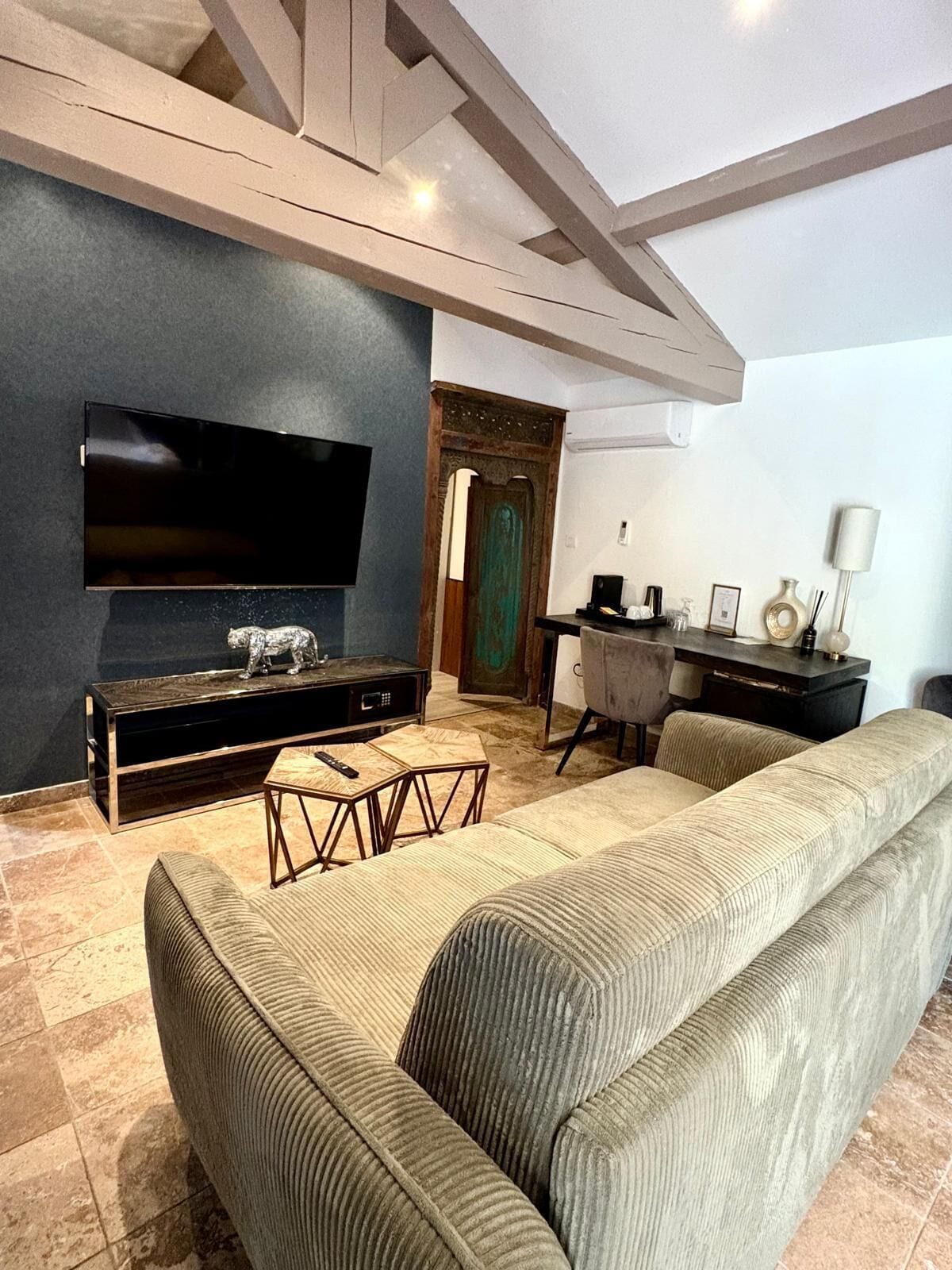 Suite Deluxe, terrasse, en bord de piscine | Coffres-forts dans les chambres, décoration personnalisée