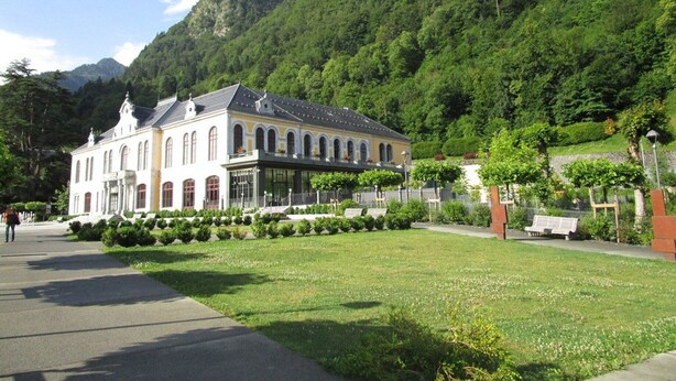 A historic building with a symmetrical facade, large windows, and a central balcony. - Charming 7-bedroom house in Cauterets (Cauterets)