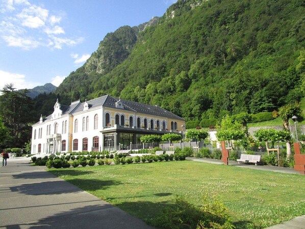 A historic building with a symmetrical facade, large windows, and a central balcony. - Charming 7-bedroom house in Cauterets (Cauterets)