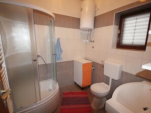 Apartment, 2 Bedrooms, Balcony | Bathroom | Combined shower/tub, towels, shampoo