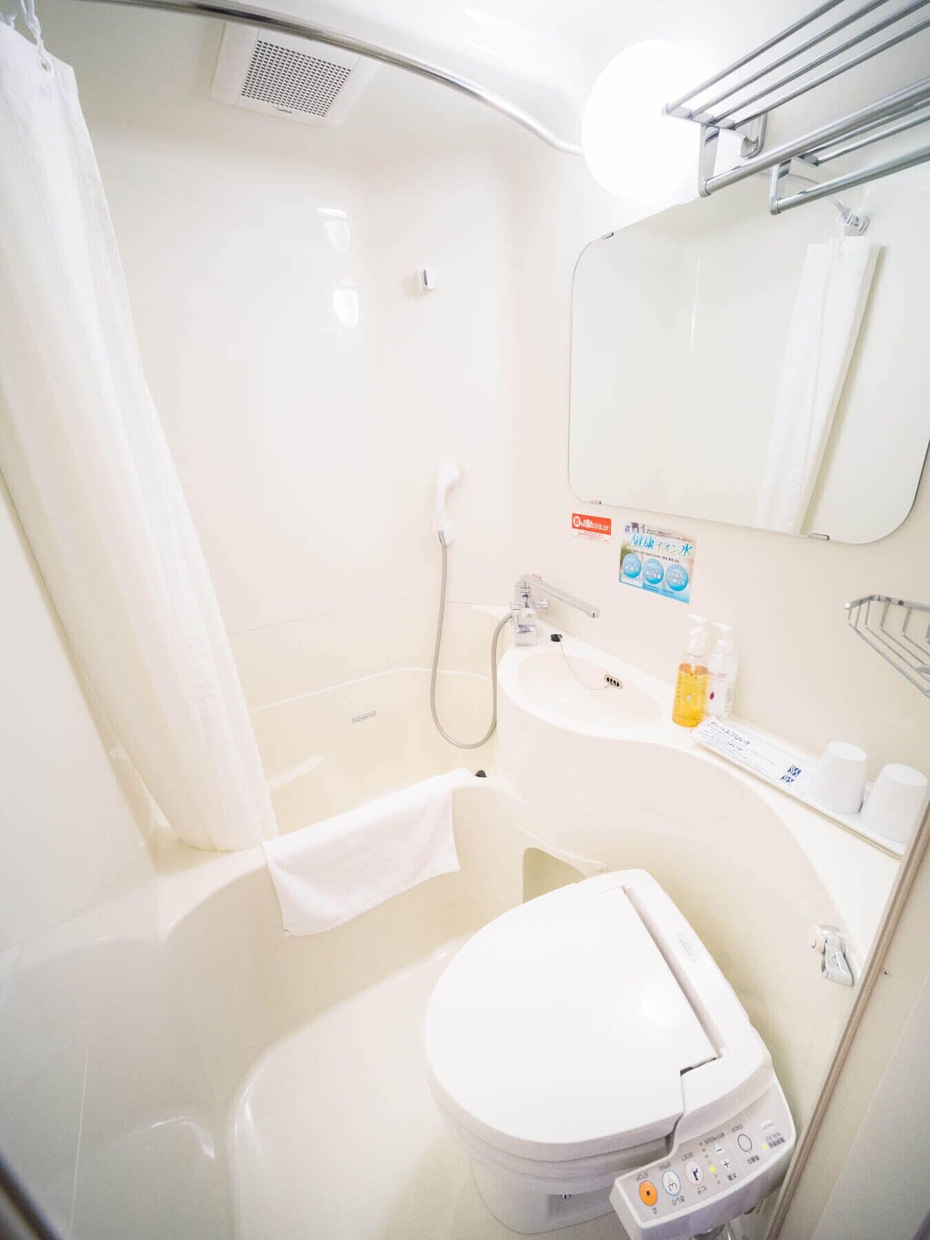 combined shower/bathtub, deep-soaking bathtub, free toiletries