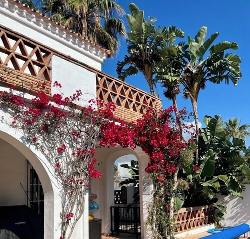 DELUXE PUERTO BANUS VILLA, GREAT LOCATION, HEATED POOL