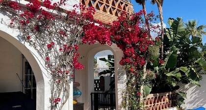 DELUXE PUERTO BANUS VILLA, GREAT LOCATION, HEATED POOL