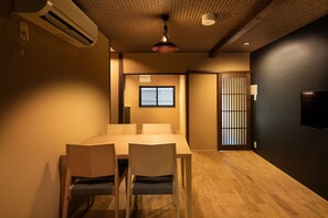 Edredones de plumas, colchones con acolchado adicional, cortinas opacas