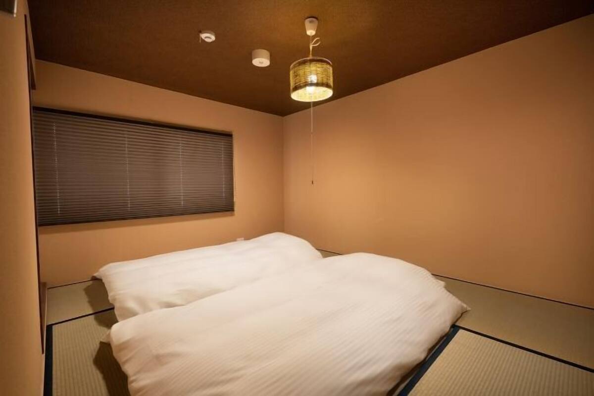 Down comforters, pillowtop beds, blackout drapes, WiFi (free)