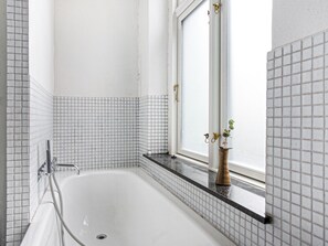 Bathroom - Sanders Stage - Cozy 4-bdr Apt Near Nyhavn (Copenhagen)